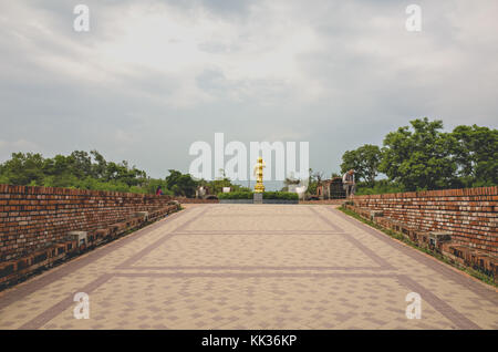 Vista anzeigen goldene Statue des Buddha, heiligen Garten Lumbini, dem Geburtsort von siddharth, Nepal Stockfoto