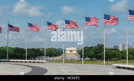 Washington DC-Skyline mit amerikanischen Fahnen, USA. Stockfoto