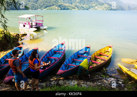 Ein paar touristische Vorbereitung für eine Bootsfahrt, Phewa See, Mid-Western Region, Pokhara, Nepal Stockfoto