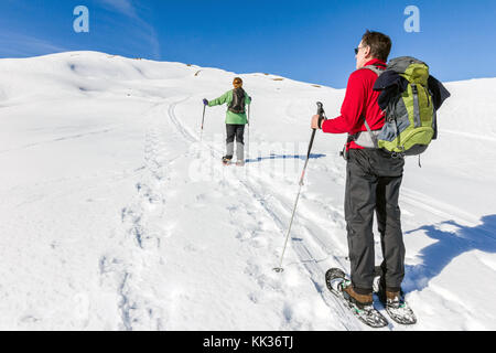 Paar ist Schneeschuhwandern im alpinen Winter Berge. Bayern, Deutschland. Stockfoto