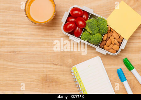 Lunch Box und gesundes Essen auf isolierten Hintergrund Stockfoto