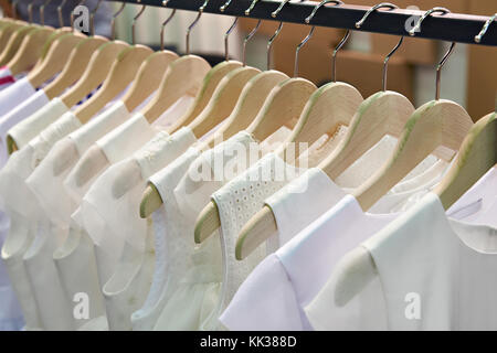 Frauen Blusen auf dem Bügel im Store. Stockfoto