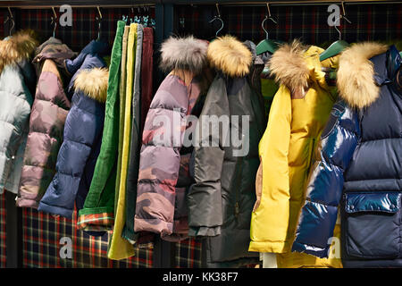 Winter Jacken auf einem Kleiderbügel im Store. Stockfoto