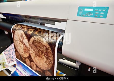 Große Rollen Plotter und alte Karte von Welt Stockfoto