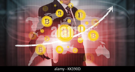 Symbol der bitcoin Digitale cryptocurrency gegen den Geschaeftsmann mit digitalen Bildschirm Stockfoto