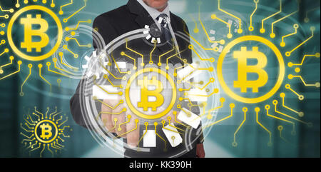 Symbol der bitcoin Digitale cryptocurrency gegen den Geschaeftsmann mit digitalen Bildschirm Stockfoto