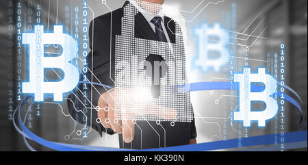 Symbol der bitcoin Digitale cryptocurrency gegen den Geschaeftsmann mit digitalen Bildschirm Stockfoto