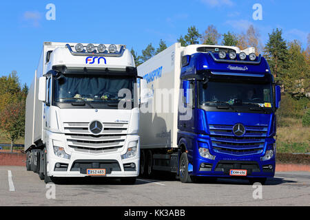 Salo, Finnland - 8. Oktober 2016: Weiß und Blau Mercedes-Benz Actros Lkw von Fsn Logistik und siirtolinja Oy für Temperatur trans gesteuert Stockfoto