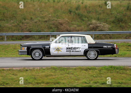 Paimio, Finnland - 26. August 2016: classic Cadillac Polizei Auto von Arizona Route 66 Sheriff entlang der Autobahn im Süden Finnlands. Stockfoto