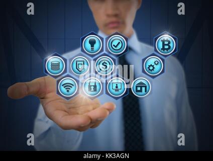 Digital composite der Geschäftsmann mit Händen palm öffnen und verschiedene Symbole Stockfoto