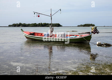 Altes Fischerboot an der Chaweng Beach auf Koh Samui Stockfoto