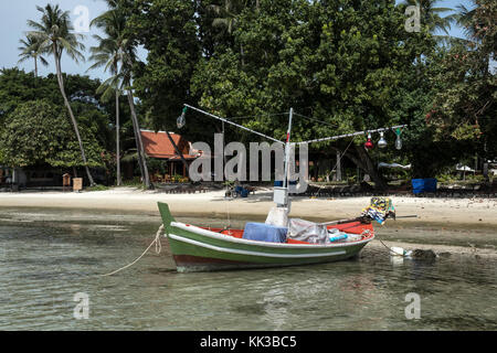 Altes Fischerboot an der Chaweng Beach auf Koh Samui Stockfoto