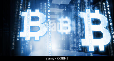 Symbol der bitcoin Digitale cryptocurrency gegen Matrix im Data Center Stockfoto