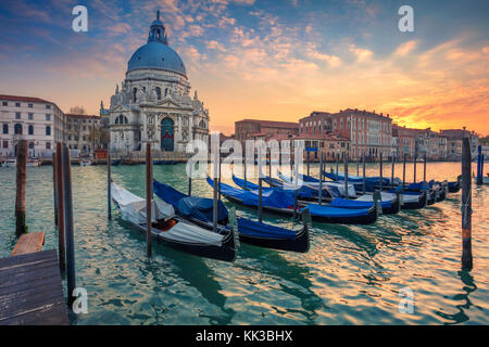 Venedig. stadtbild Bild des Grand Canal in Venedig, Santa Maria della Salute Basilika im Hintergrund. Stockfoto