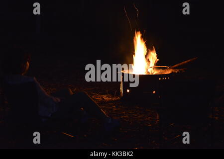 Red Hot Lagerfeuer, wallaman falls Campingplatz, girringun National Park, Queensland, Australien Stockfoto