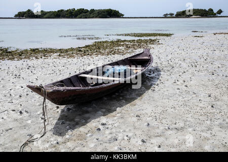 Altes Fischerboot gefesselt am Strand von Chaweng Beach auf Koh Samui Stockfoto