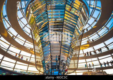 Reichstag Kuppel Berlin, Blick auf die Touristen zu Fuß auf die Spirale Gehweg im Glas überdachten Kuppel des deutschen Parlaments Gebäude, Berlin Stockfoto