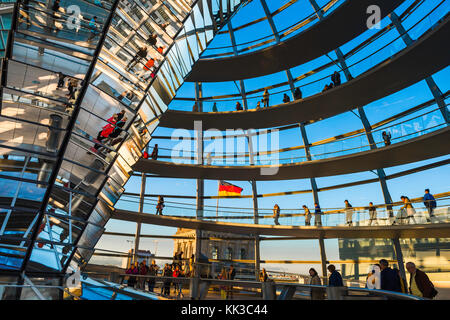 Reichstag Berlin, Blick auf die Touristen zu Fuß auf die Spirale Gehweg im Glas überdachten Kuppel des deutschen Parlaments Gebäude, Berlin Stockfoto