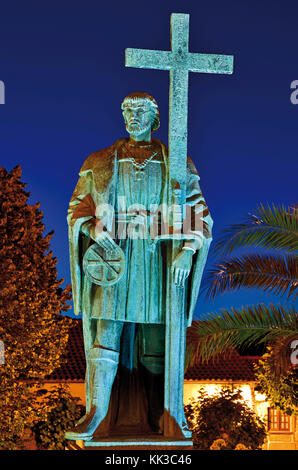 Nächtliche beleuchtete Bronzestatue des brasilianischen Entdeckers Pedro Alvares Cabral in Belmonte, Portugal Stockfoto