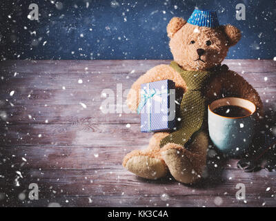 Vatertag Hintergrund auf rustikalen Holzbrett mit einem Teddybär Vater mit einem Vintage Krawatte, Geschenkbox, Becher Kaffee und Schraubenschlüssel. Kopieren Sie Raum. horizontal, Stockfoto