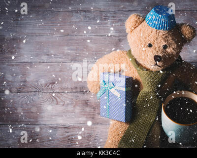 Vatertag Hintergrund auf rustikalen Holzbrett mit einem Teddybär Vater mit einem Vintage Krawatte, Geschenkbox und einen Becher Kaffee. Kopieren Sie Raum. horizontal, getönten Ima Stockfoto
