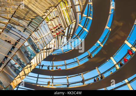 Reichstag Berlin, Blick auf die Touristen zu Fuß auf die Spirale Gehweg im Glas überdachten Kuppel des deutschen Parlaments Gebäude, Berlin Stockfoto