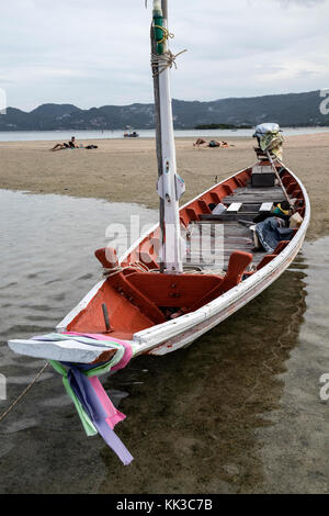 Altes Fischerboot an der Chaweng Beach auf Koh Samui Stockfoto