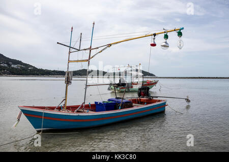 Altes Fischerboot an der Chaweng Beach auf Koh Samui Stockfoto