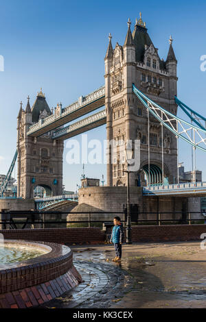 Gegenüberstellung von Ost asiatischen Jungen in der Nähe der Tower Bridge in London - victorian Engineering auf der Themse Stockfoto