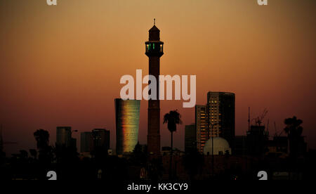 Skyline von Tel Aviv mit Hassan bek Moschee wie vom Meer aus gesehen. Stockfoto