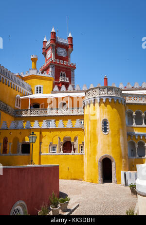 Der Blick auf den Uhrturm und der Kapelle der das ursprüngliche Kloster der Mönche. hieronymite Pena Palast. Sintra Portugal Stockfoto