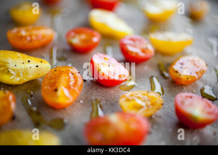 Die Hälfte getrocknete Tomaten aus bunten Tomaten Stockfoto