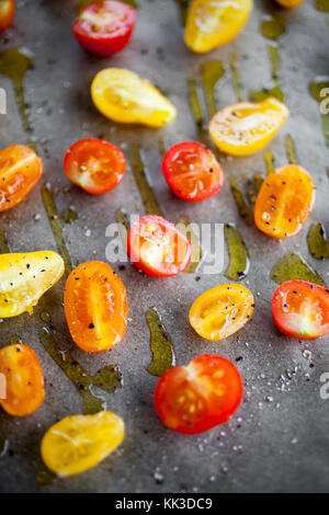 Die Hälfte getrocknete Tomaten aus bunten Tomaten Stockfoto