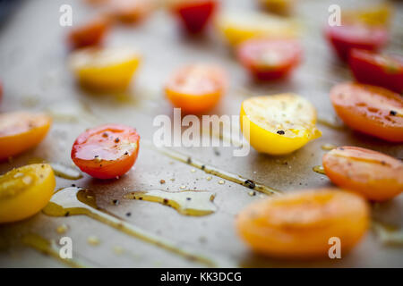 Die Hälfte getrocknete Tomaten aus bunten Tomaten Stockfoto