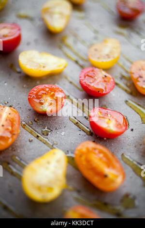 Die Hälfte getrocknete Tomaten aus bunten Tomaten Stockfoto