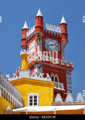 Der Blick auf den Uhrturm mit den Türmchen und Zinnen. Pena Palast. Sintra Portugal Stockfoto