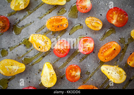 Die Hälfte getrocknete Tomaten aus bunten Tomaten Stockfoto