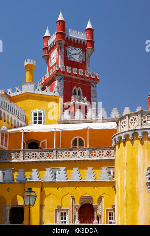 Der Blick auf den Uhrturm mit den Türmchen und Zinnen. Pena Palast. Sintra Portugal Stockfoto