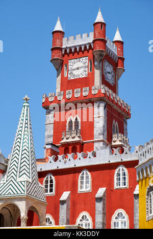 Der Blick auf den Uhrturm mit den Türmchen und Zinnen. Pena Palast. Sintra Portugal Stockfoto