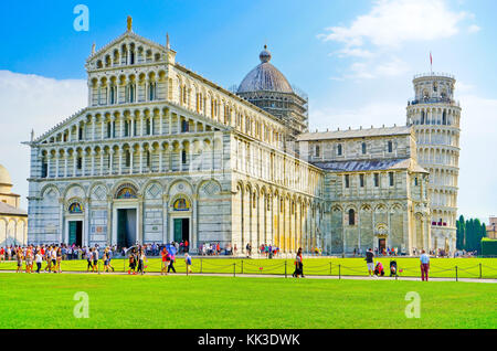 Blick auf die PISA-Kathedrale und den schiefen Turm an einem sonnigen Tag in Pisa am 10. September 2016. Stockfoto