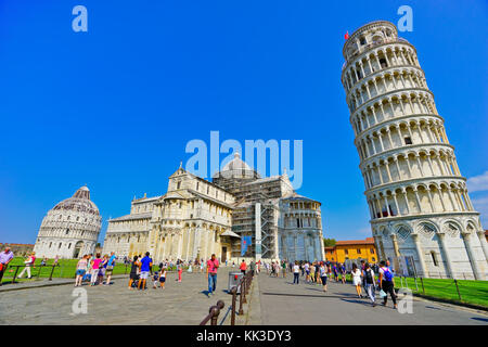 Blick auf die PISA-Kathedrale und den schiefen Turm an einem sonnigen Tag in Pisa am 10. September 2016. Stockfoto