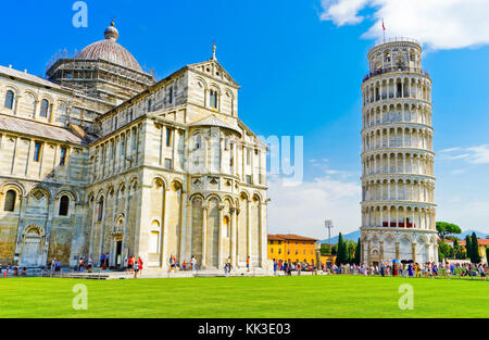 Blick auf die PISA-Kathedrale und den schiefen Turm an einem sonnigen Tag in Pisa am 10. September 2016. Stockfoto