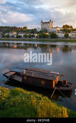 Die traditionell mit Holz Cabanee Boot festgemacht an der Loire in der historischen Stadt Saumur an der Loire in Frankreich. Stockfoto