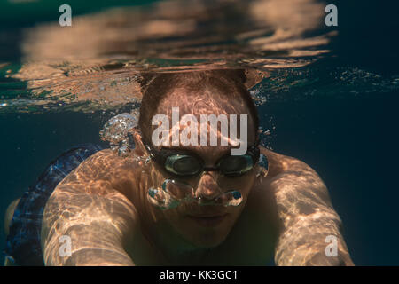 Touristische Mann im Schwimmen Sport Schwimmen unter Wasser in das Ägäische Meer an der Küste der Halbinsel Sithonia Stockfoto