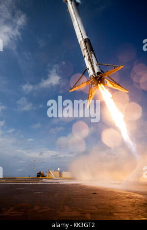 Falcon 9 erste Stufe Ansätze nur Lesen Sie die Anweisungen in den Atlantischen Ozean nach der erfolgreichen Markteinführung CRS-6 zur Internationalen Raumstation, 14. April 2015. Stockfoto