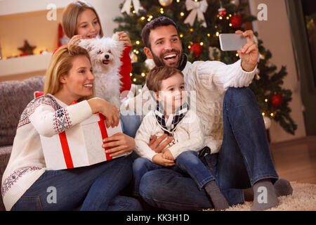 Glückliche Familie selfie mit Smartphone an Weihnachten Stockfoto
