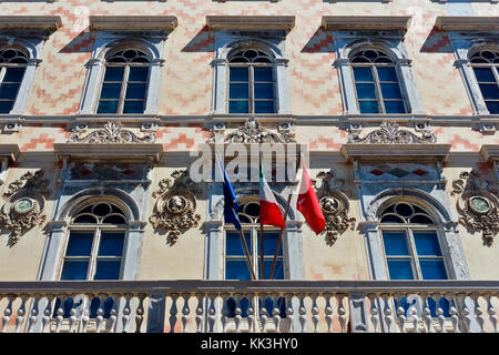 Palazzo Gopcevich, die Häuser Carlo Schmidl Civic Theater Museum. Elegante, tolles Gebäude Fassade. Triest, Friaul Julisch Venetien, Italien, Europa Stockfoto