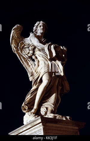 Engel mit Gewand und Würfel, Skulptur von Paolo Naldini auf der Brücke des Heiligen Engels (Ponte Sant'Angelo) bei Nacht. Nahaufnahme, Nahaufnahme. Rom Italien Europa Stockfoto