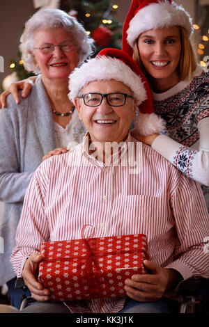 Weihnachten Portrait - lächelnde Familie mit Tragen santa Kappen Stockfoto