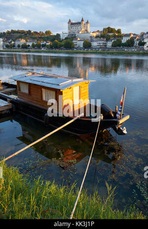 Die traditionell mit Holz Cabanee Boot festgemacht an der Loire in der historischen Stadt Saumur an der Loire in Frankreich. Stockfoto